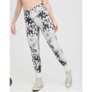 Offline by Aerie black and white high rise 7/8 leggings - M